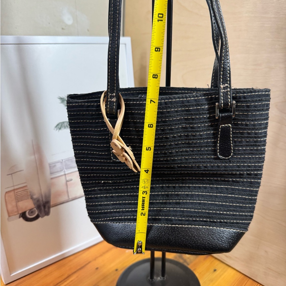 Liz Claiborne Black shoulder bag with Tan Flower Accent - Picture 8 of 8
